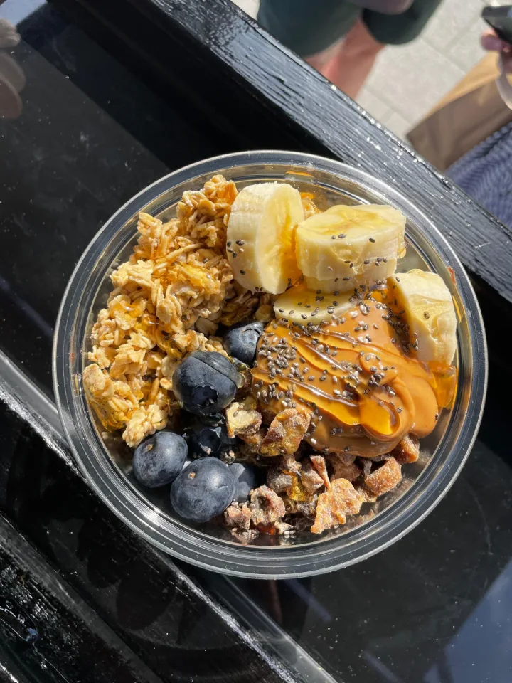 Açaí with blueberries, banana, granola and peanut butter